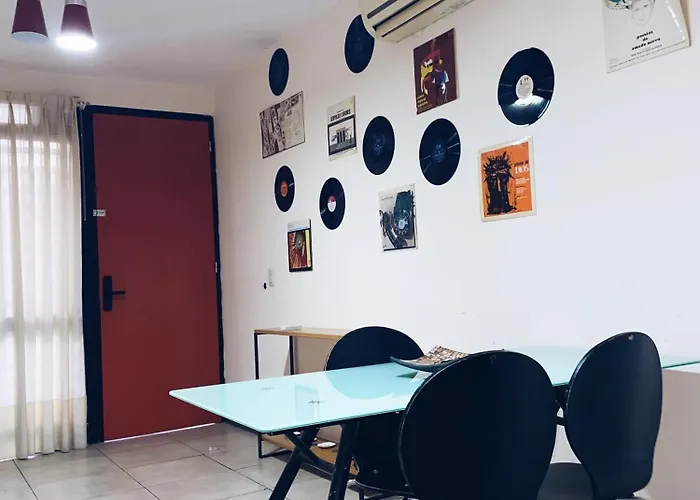 Departamento 2 ambientes en 5ta Sección Mendoza Capital! a 4 cuadras de la Arístides Villanueva y del Parque General San Martín!! con todo lo básico para vivir